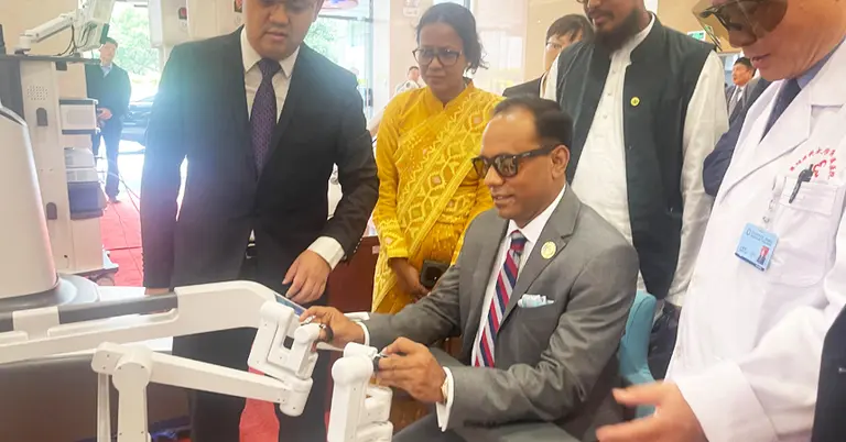 কুনমিং মেডিকেল বিশ্ববিদ্যালয়ের দ্বিতীয় হাসপাতালের কার্যক্রম পরিদর্শনে ডেপুটি স্পিকার